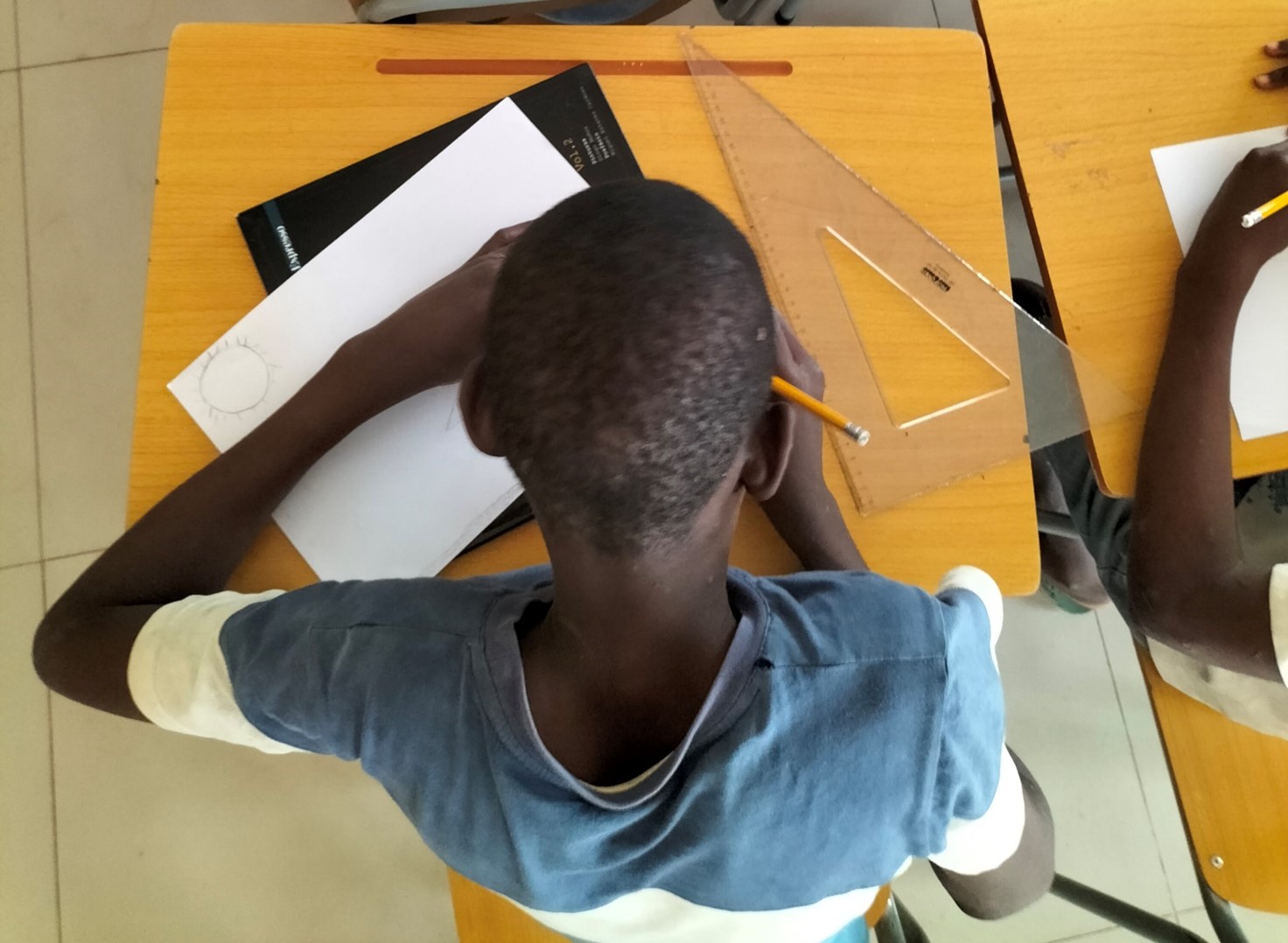 Ragazzo angolano a scuola