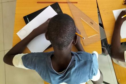 Ragazzo angolano a scuola