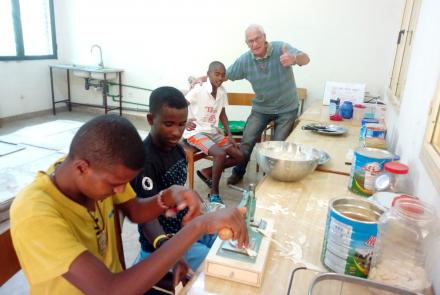 Dn Angelo e i ragazzi del Don Bosco Children